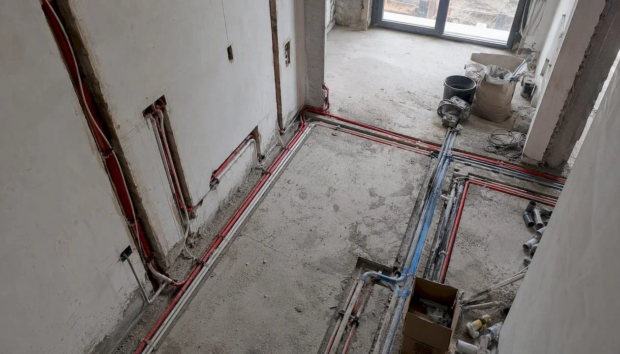 Exposed-pipes-and-wiring-in-renovation-site