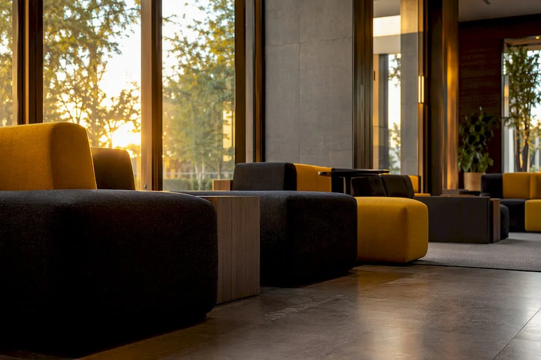 Modular-seating-units-in-flexible-hotel-lobby-setup