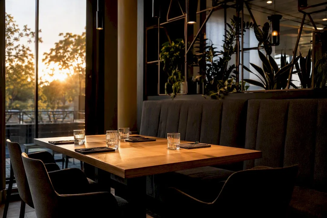 Restaurant-table-lit-comfortably-without-glare
