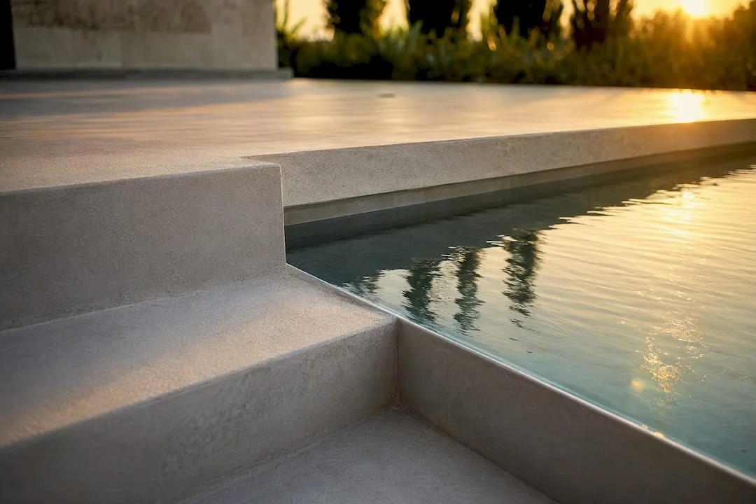 Piscină modernă cu finisaj din microciment