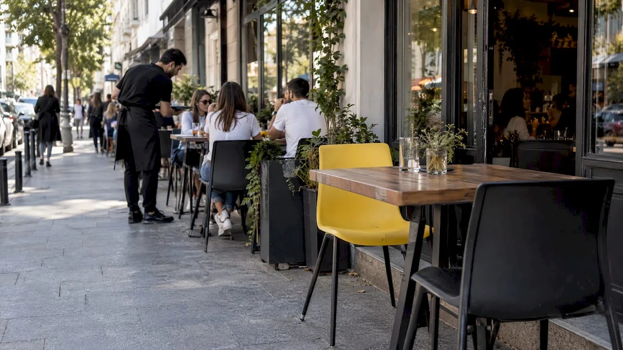 Terasă de restaurant pe un trotuar din București