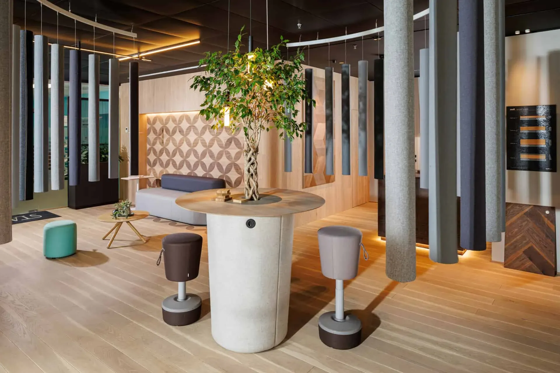 Mafi Showroom - pardoseală și detaliu floral