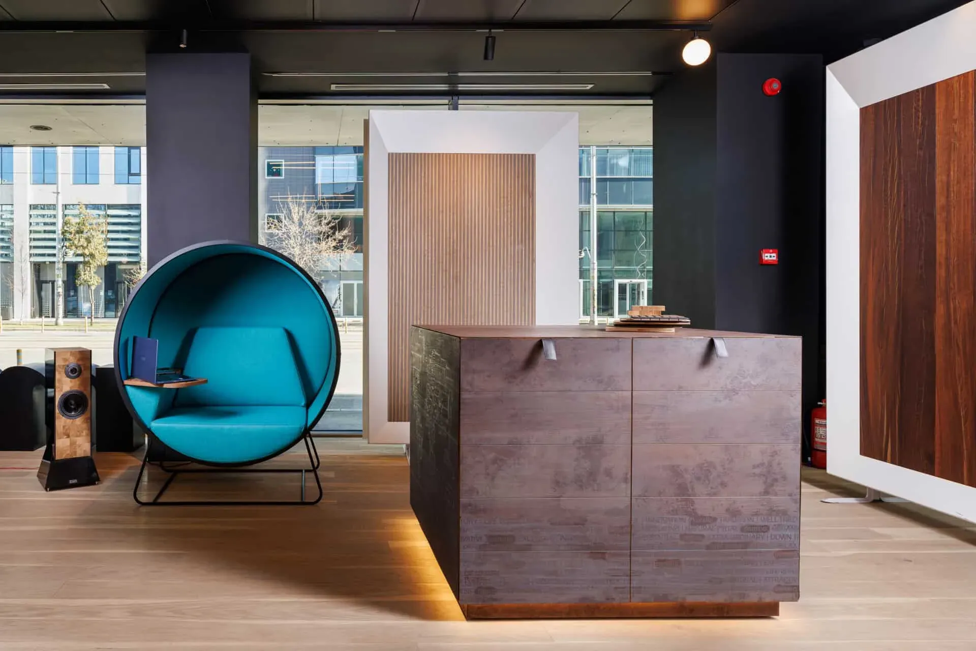Mafi Showroom - perete decorativ din lemn